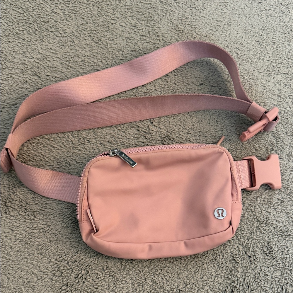 Everywhere 1L Belt Bag in the color Pink